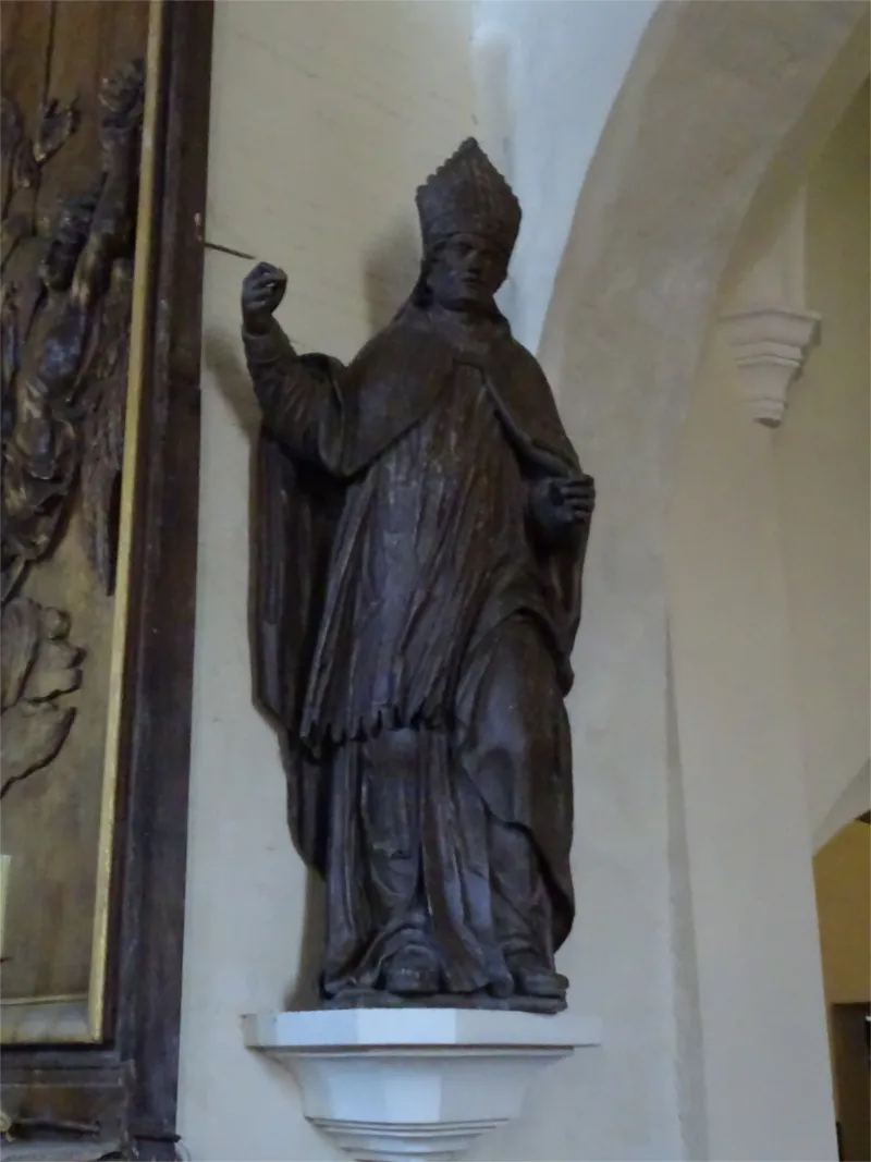 Statue grandeur nature : Saint évêque dans l'Église Saint-Martin de Brémontier-Merval