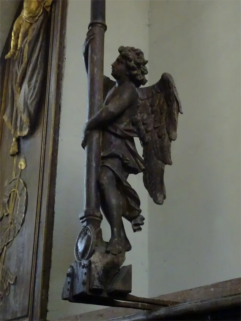 Ange portant une croix dans l'Église Saint-Martin de Brémontier-Merval