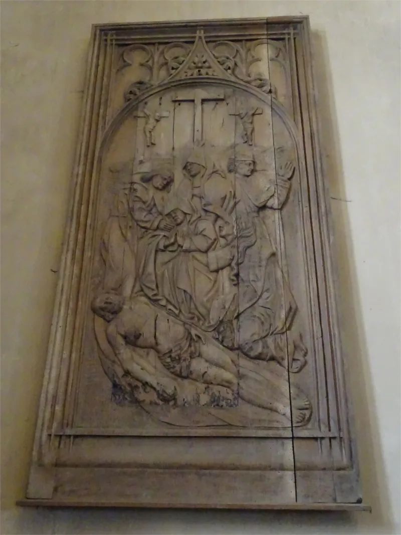 Bas-relief : La lamentation dans l'Église Saint-Aignan de Mont-Saint-Aignan