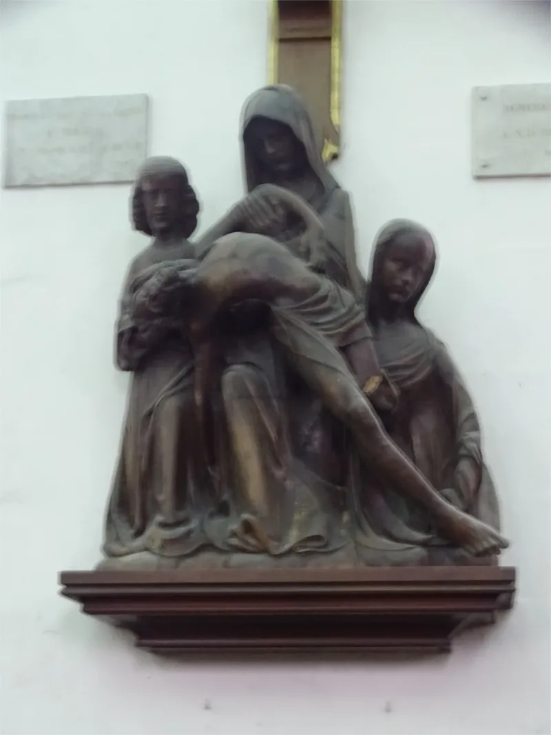 Groupe sculpté : Vierge de Pitié dans l'Église Saint-Aubin de Petit-Couronne