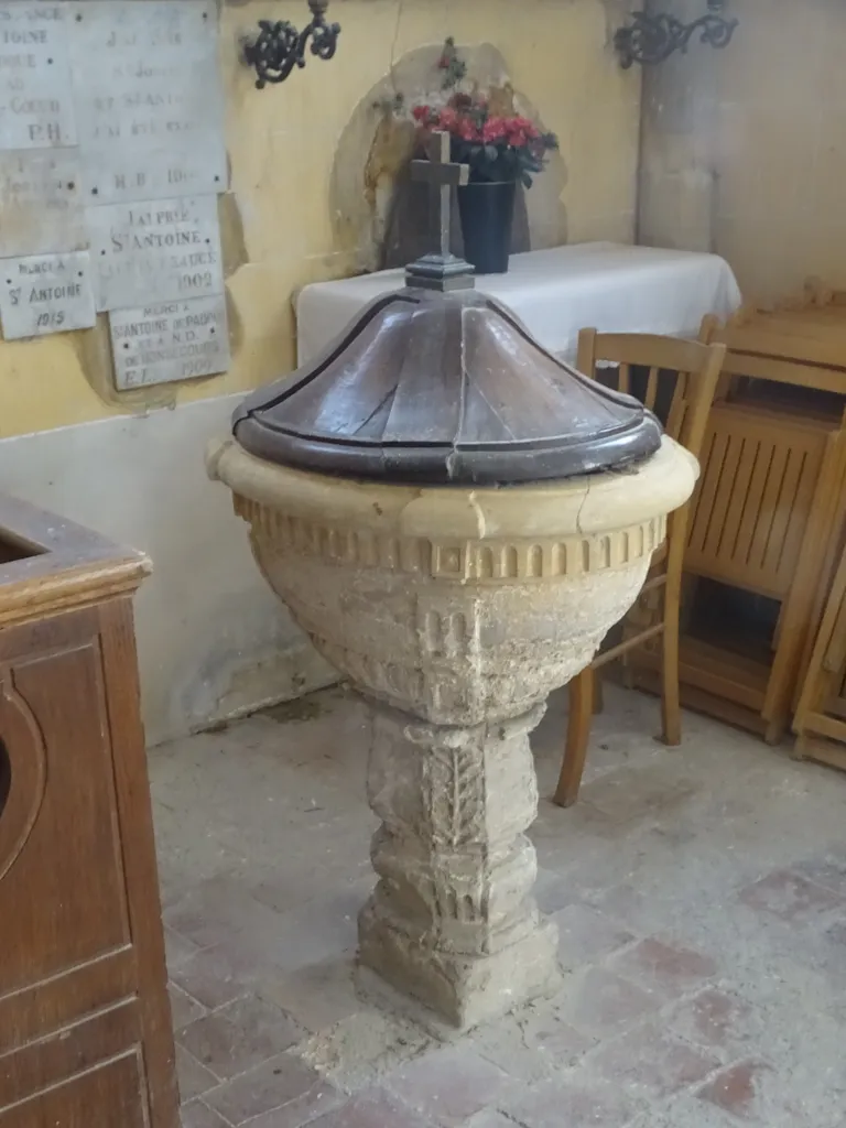 Fonts baptismaux dans l'Église Notre-Dame de La Neuville-Chant-d'Oisel