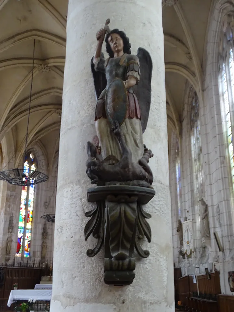Groupe sculpté : Saint-Michel dans l'Église de La Bouille