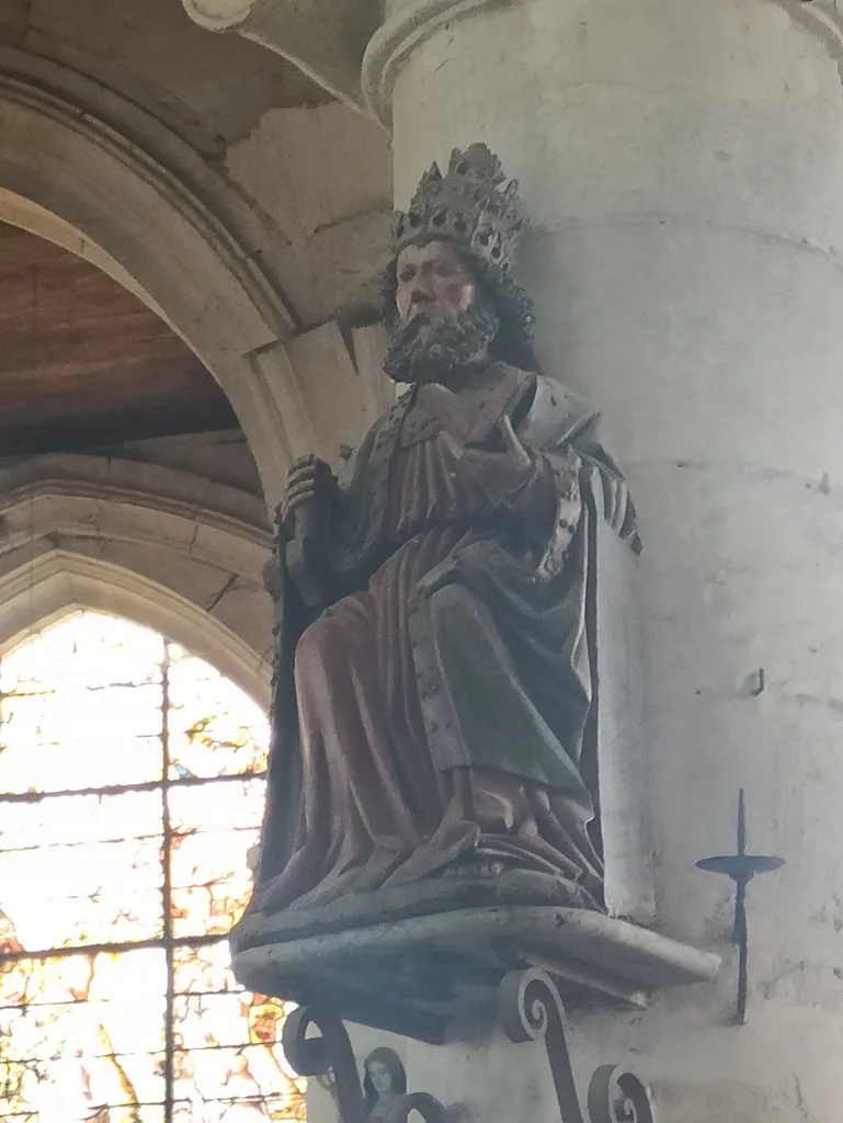 Statue de Saint-Pierre dans l'Église Saint-Valentin de Jumièges