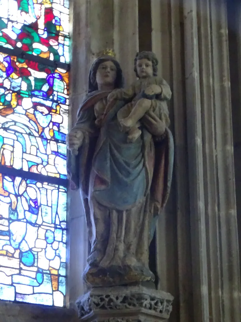 Statue : Vierge à l'Enfant dans l'Église Notre-Dame de Caudebec-en-Caux