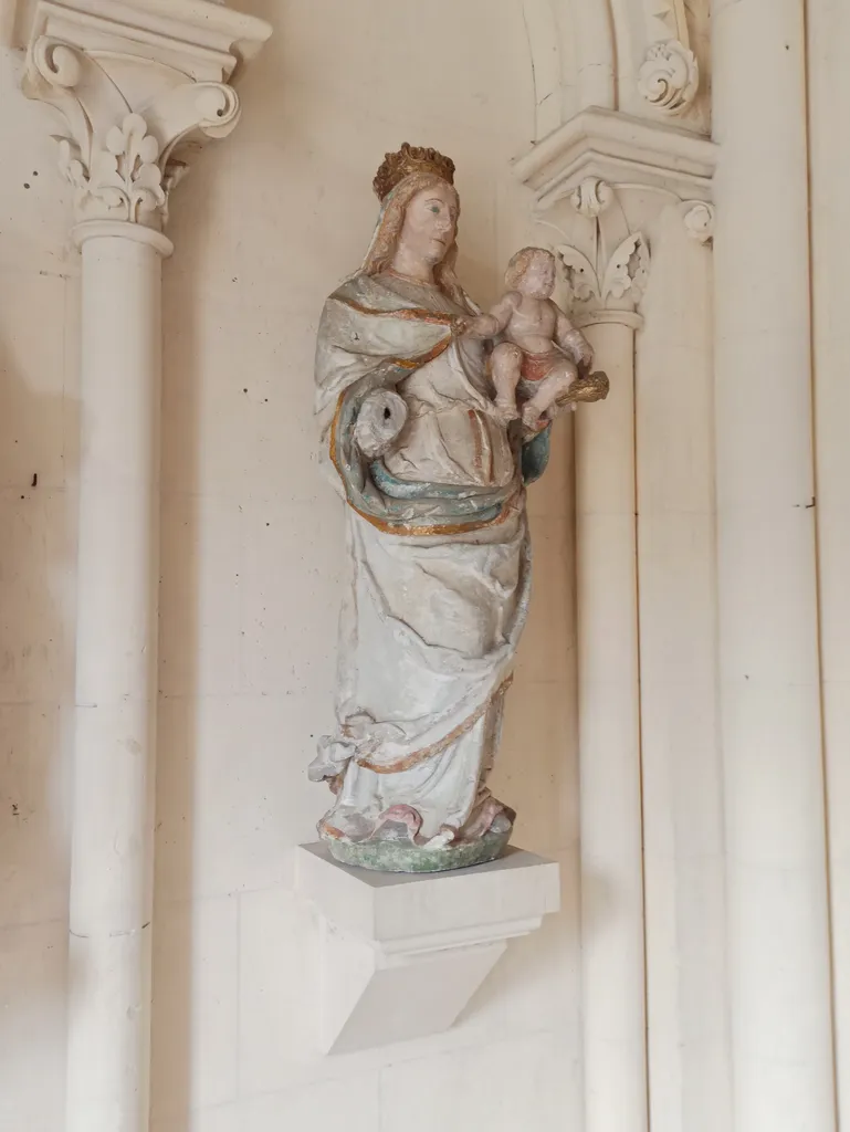Statue : Vierge à l'Enfant dans l'église Saint-Éloi de Forges-les-Eaux