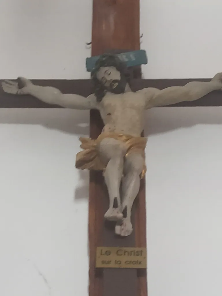 Statues de poutre de gloire : Christ en croix dans l'Église Saint-Médard de Varneville-Bretteville