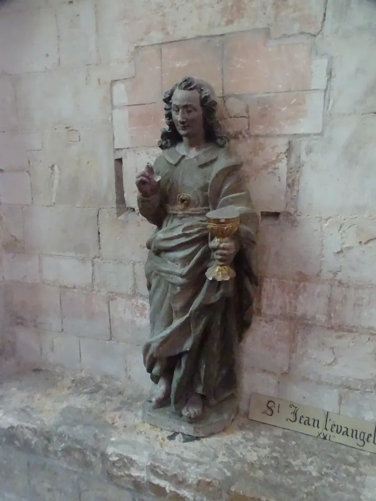 Statue de Saint-Jean-l'Evangéliste dans l'Abbatiale Saint-Sauveur de Montivilliers