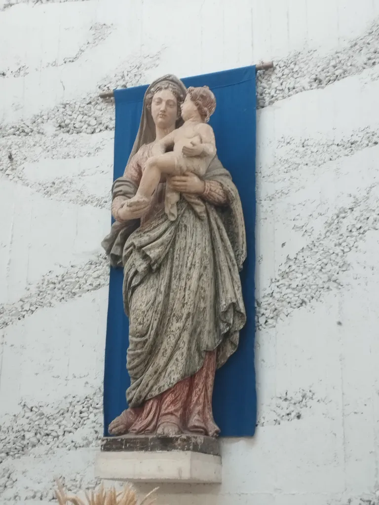 Statue La Vierge à l'Enfant dans l'Église Saint-Martin à Foucarmont