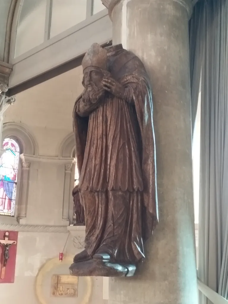 Statue de Saint-Denis dans l'Église Saint-Denis de Sanvic au Havre