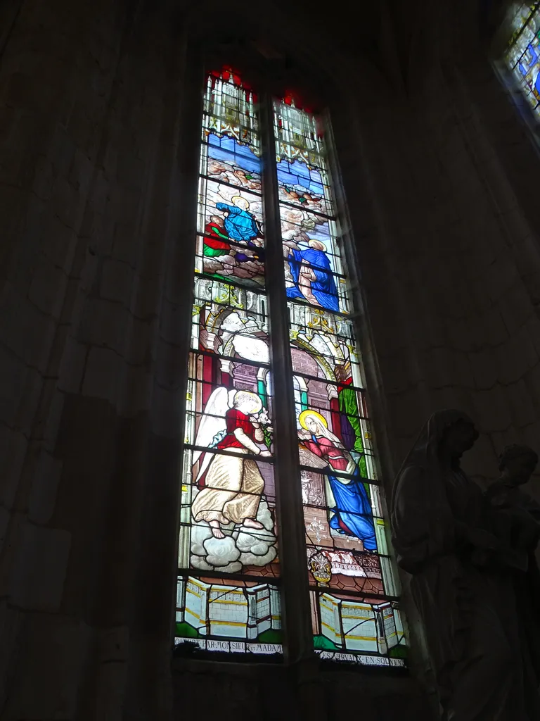 Vitrail Baie 4 : Marie donnant le Rosaire, Annonciation dans l'Église de La Bouille