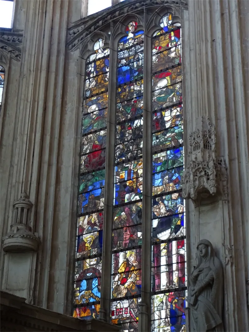 Vitrail Baie F dans l'église Notre-Dame-de-l'Assomption d'Arques-la-Bataille