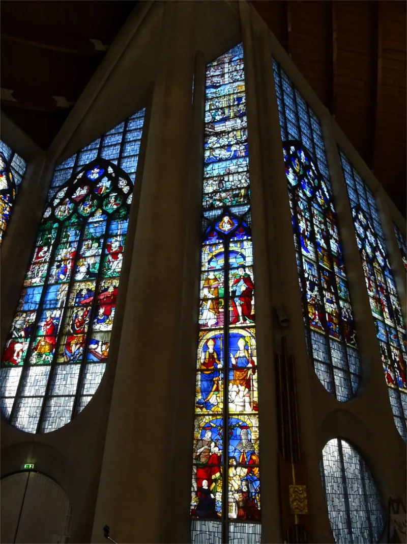 Vitrail Baie 8 : Verrière des Saints dans l'église Sainte-Jeanne-d'Arc de Rouen