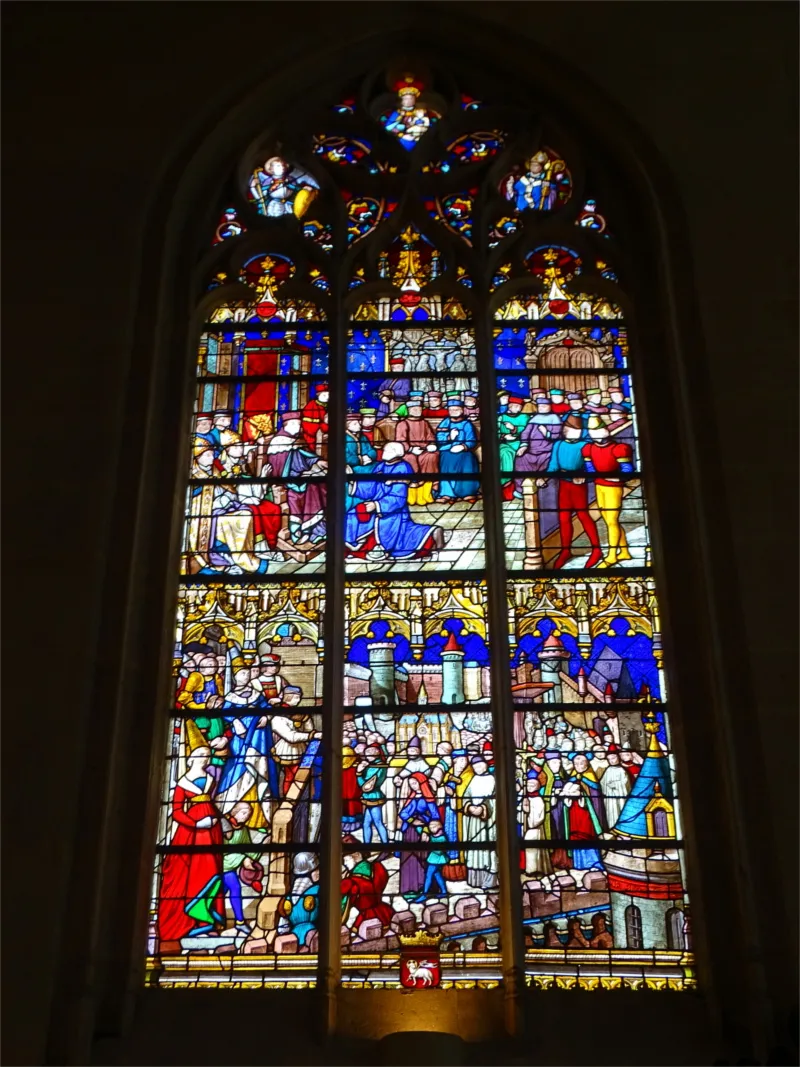 Vitrail Baie 9 : Procession des reliques de St Romain dans l'Église Saint-Godard de Rouen