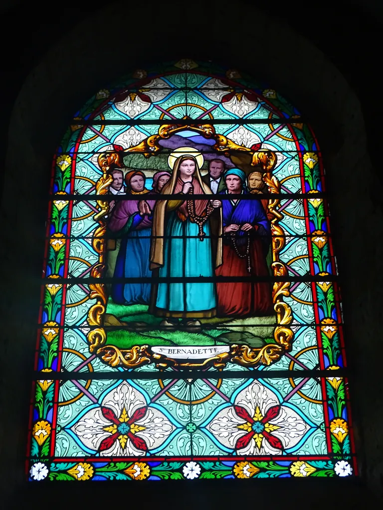 Vitrail Baie 5 : Ste Bernadette dans l'Église Saint-Martin de Martin-Église