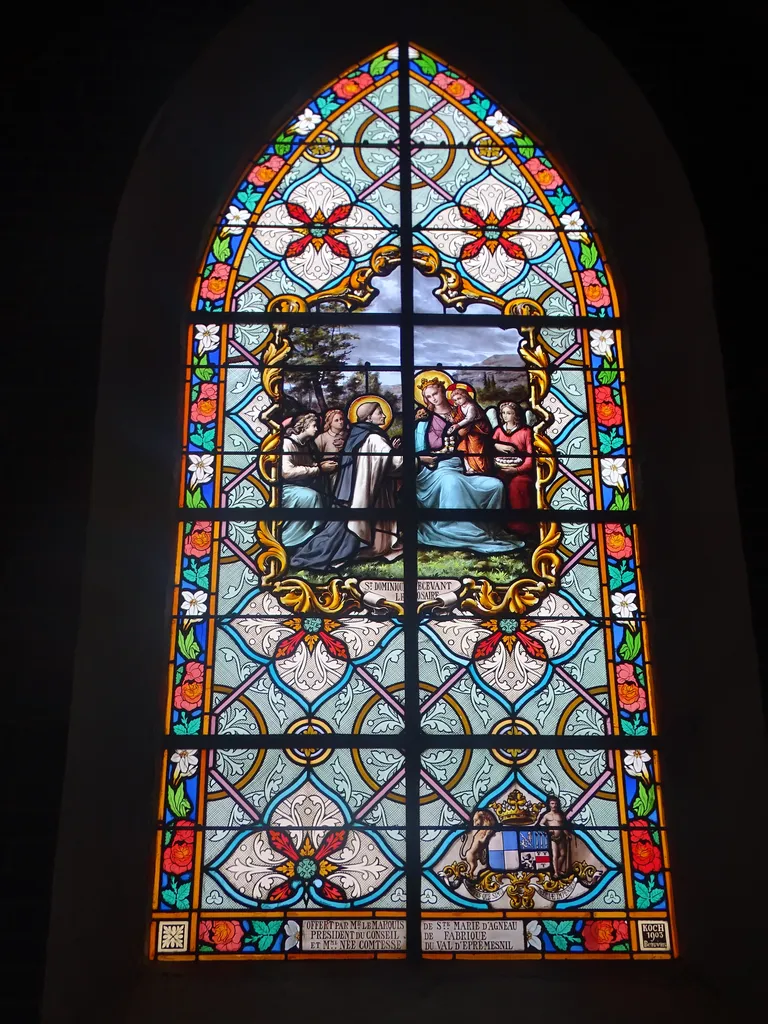 Vitrail Baie 12 : St Dominique recevant le Rosaire dans l'Église Saint-Martin de Martin-Église