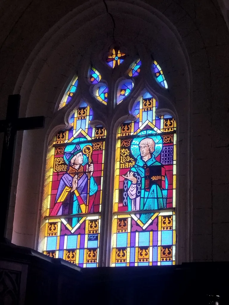Vitrail Baie 0 : St-Léger St-Léonard dans l'Église Saint-Léger à Saint-Léger-aux-Bois