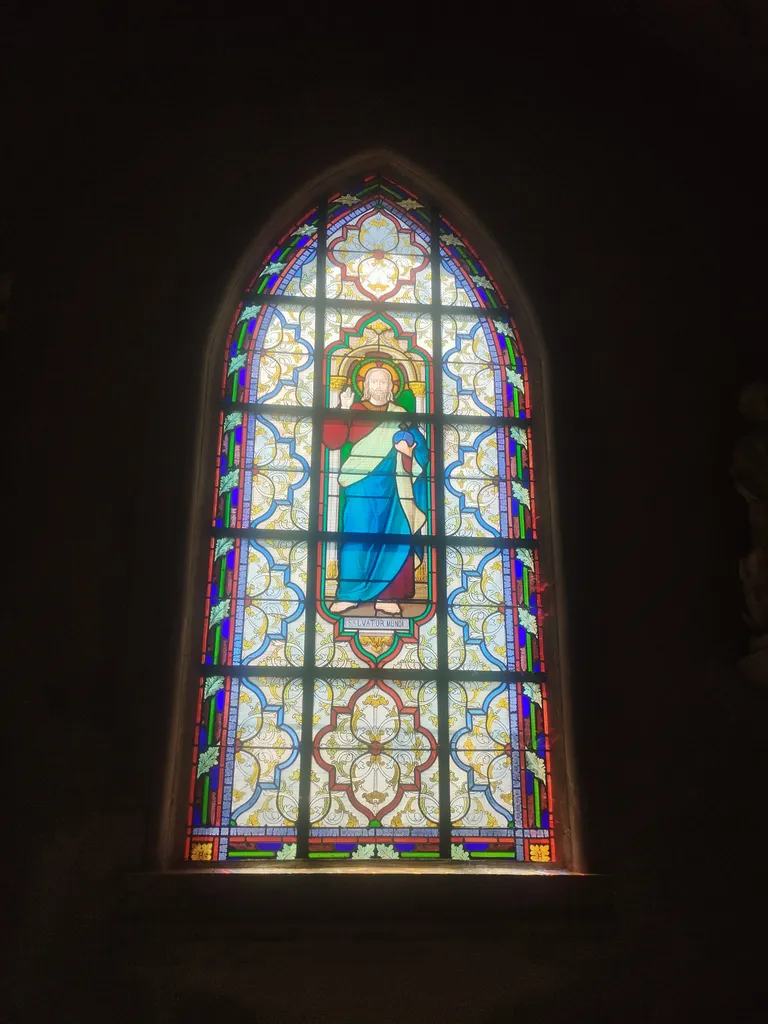Vitrail Baie 8 : Salvator Mundi dans l'Église Saint-Jean-Baptiste d'Harcanville