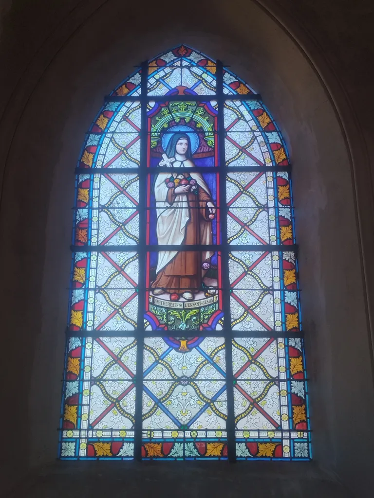 Vitrail Baie 9 : Sainte-Thérèse de l'enfant Jésus dans l'Église Saint-Jean-Baptiste d'Harcanville