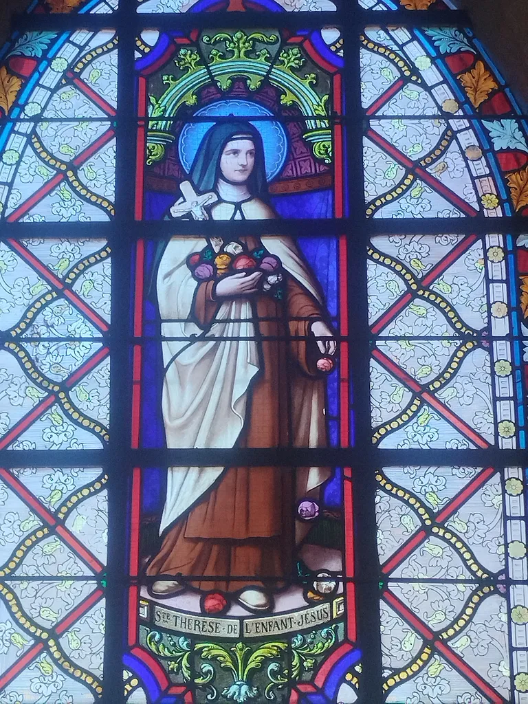 Vitrail Baie 9 : Sainte-Thérèse de l'enfant Jésus dans l'Église Saint-Jean-Baptiste d'Harcanville