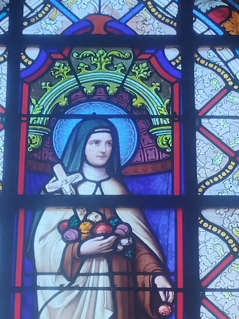 Vitrail Baie 9 : Sainte-Thérèse de l'enfant Jésus dans l'Église Saint-Jean-Baptiste d'Harcanville