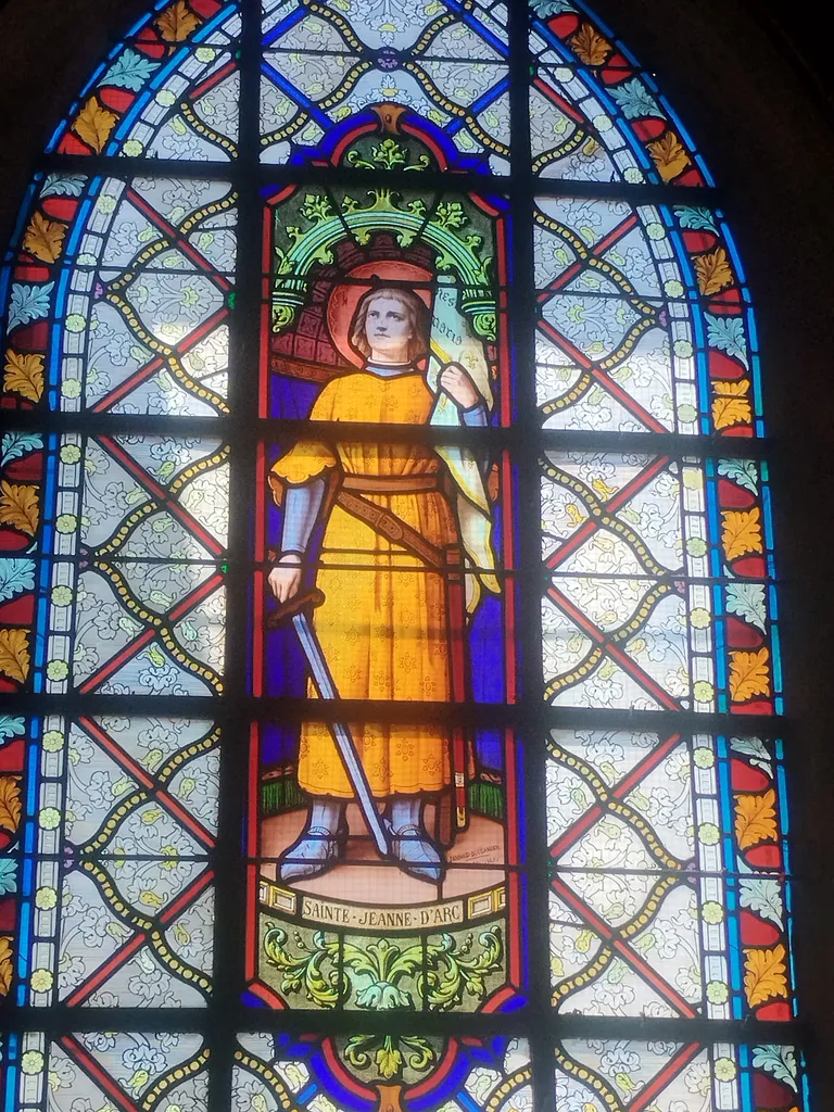 Vitrail Baie 10 : Sainte-Jeanne-d'Arc dans l'Église Saint-Jean-Baptiste d'Harcanville