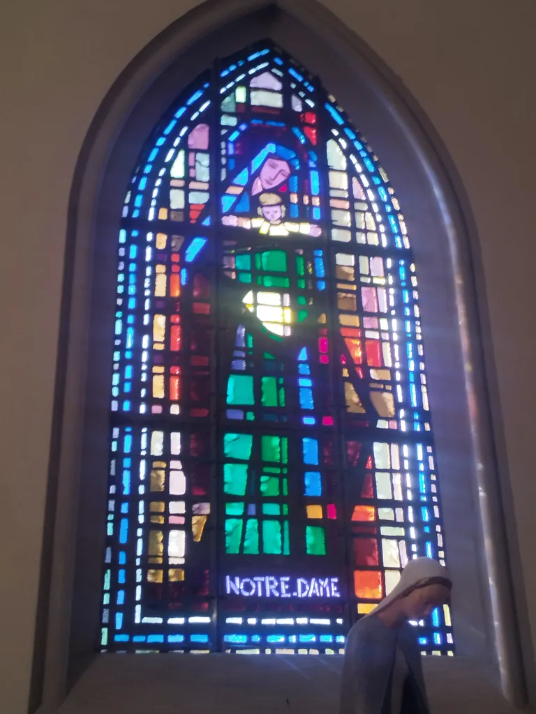 Vitrail Baie 14 : Notre-Dame dans l'Église Saint-Pierre à Déville-lès-Rouen