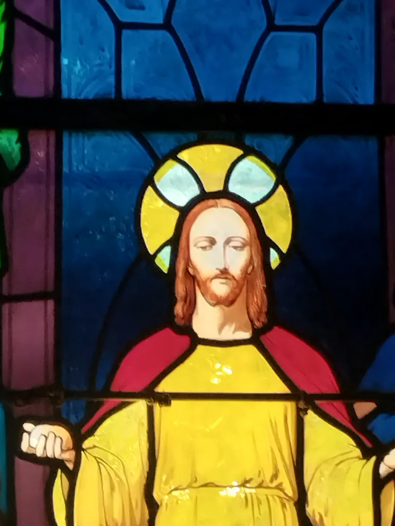 Vitrail Baie 1 : La Sainte Eucharistie dans l'Église Saint-Denis du Hanouard