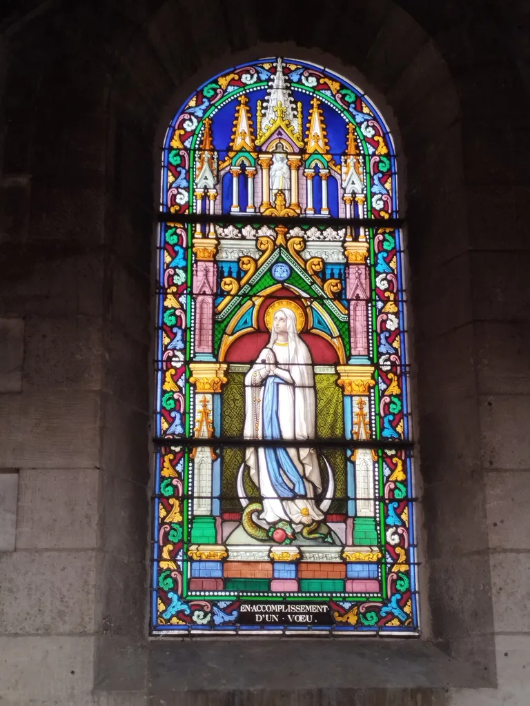 Vitrail Baie M : L'Immaculée Conception dans l'Abbatiale Saint-Sauveur à Montivilliers