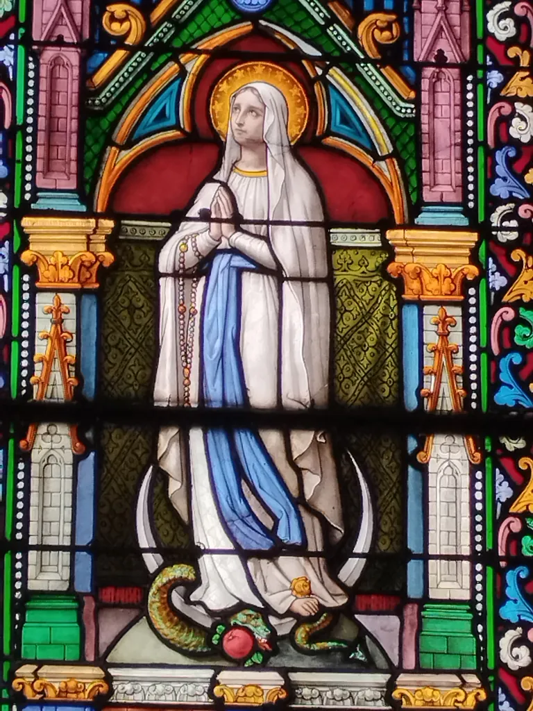 Vitrail Baie M : L'Immaculée Conception dans l'Abbatiale Saint-Sauveur à Montivilliers