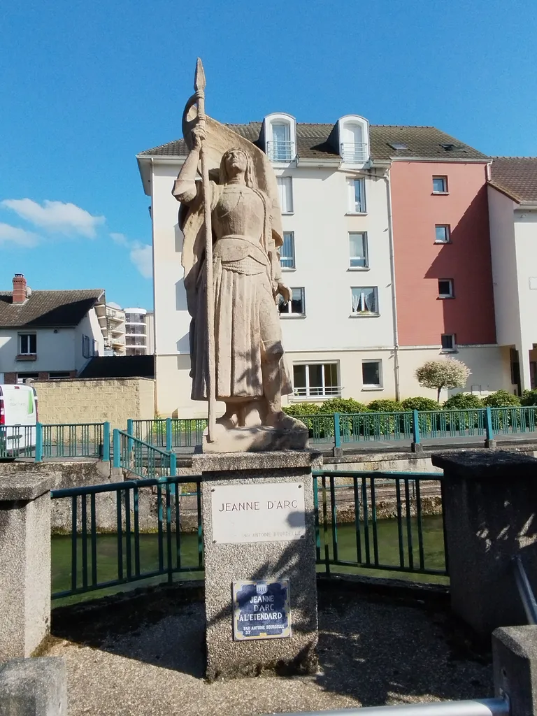 Statue de Jeanne d'Arc à l'étendard à Barentin