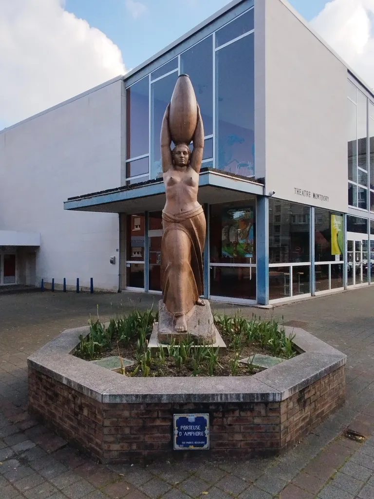 Statue de Porteuse d'amphore à Barentin