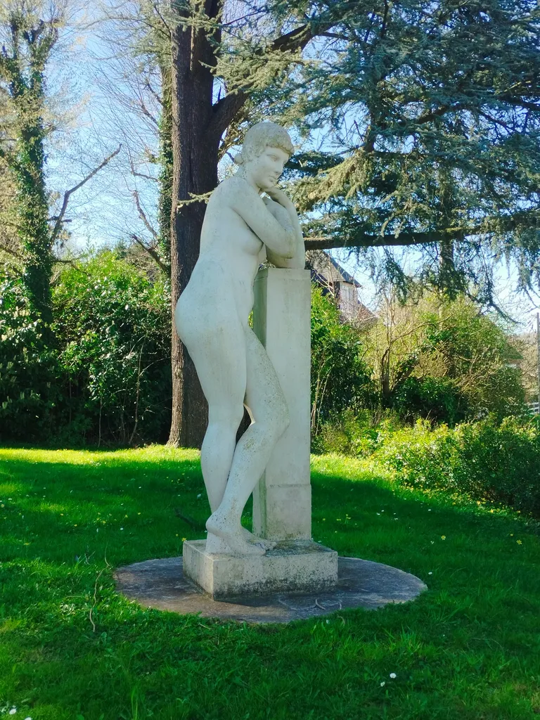 Statue Femme à la stèle à Barentin