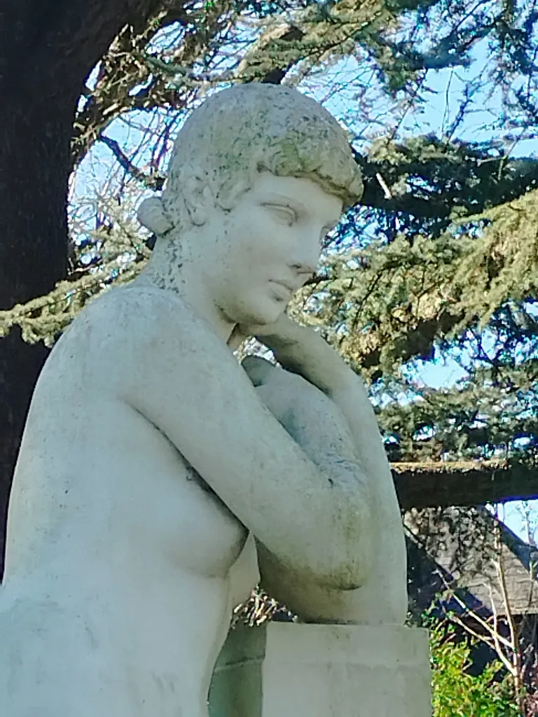 Statue Femme à la stèle à Barentin