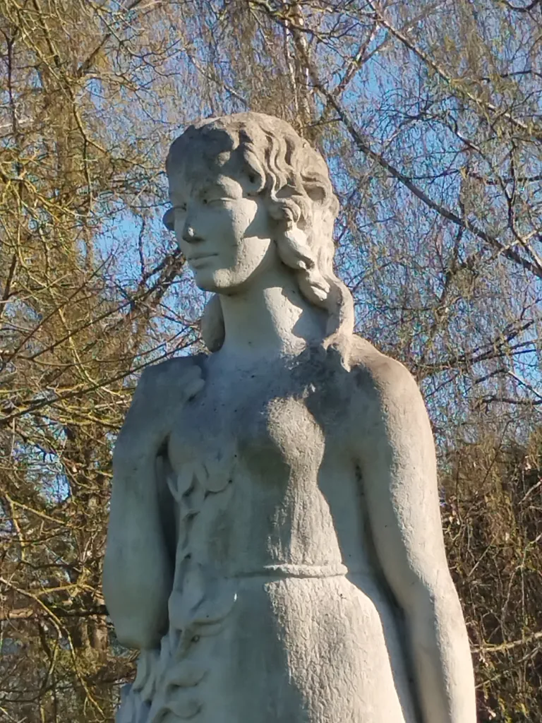 Statue Jeune fille à la gerbe à Barentin