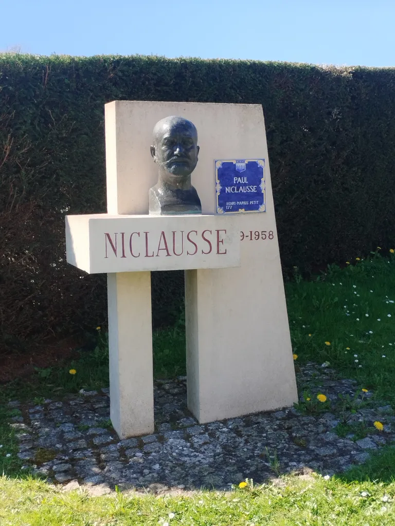 Buste de Paul Niclausse à Barentin