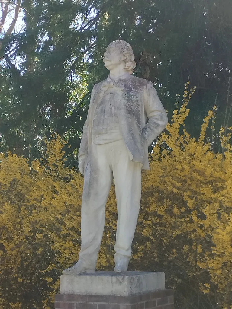 Statue de Gustave Flaubert à Barentin