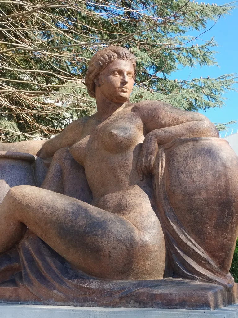 Statue de Femme assise à Barentin
