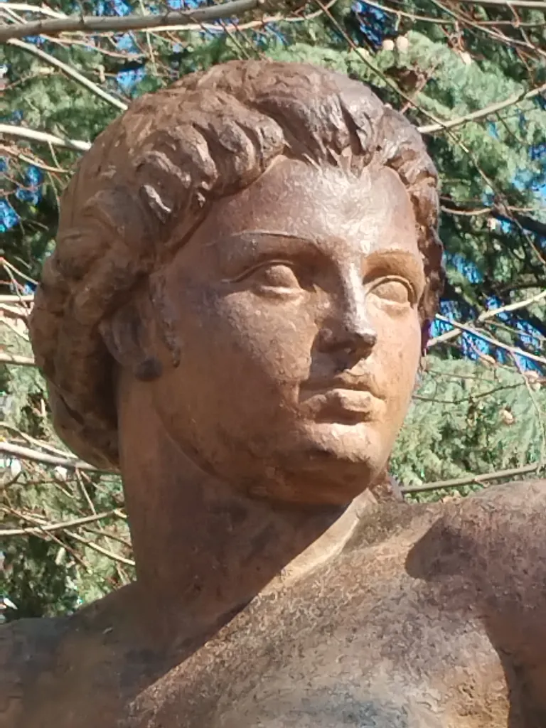 Statue de Femme assise à Barentin