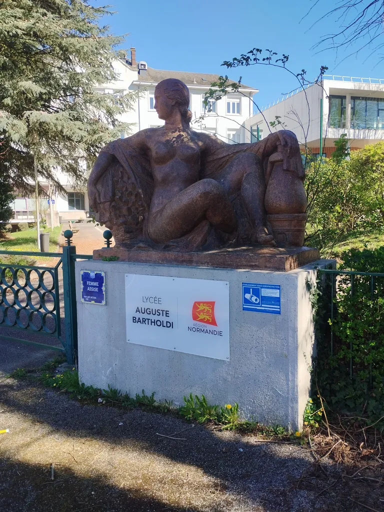 Statue de Femme assise à Barentin