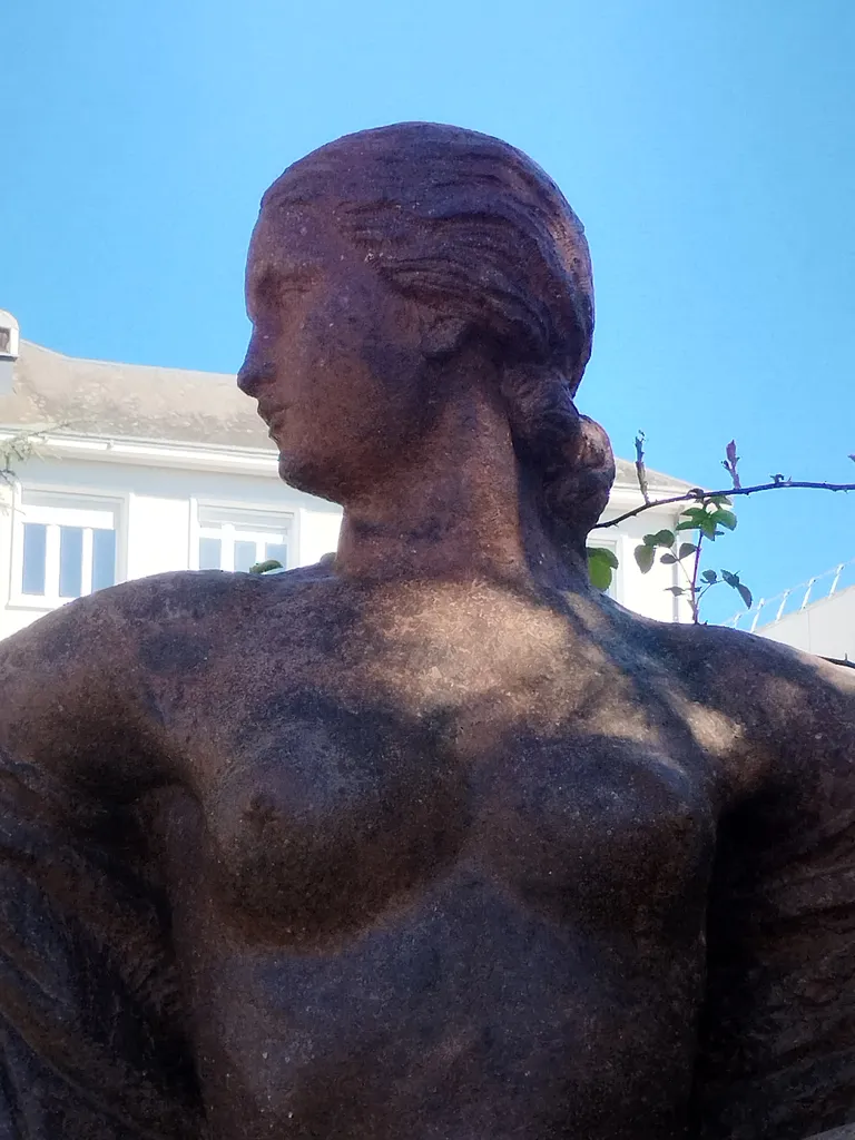 Statue de Femme assise à Barentin
