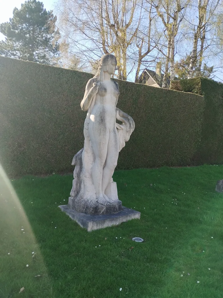 Statue de Femme au bouc à Barentin