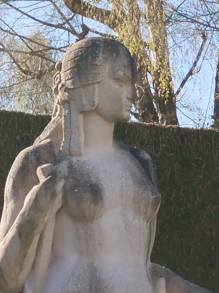 Statue de Femme au bouc à Barentin