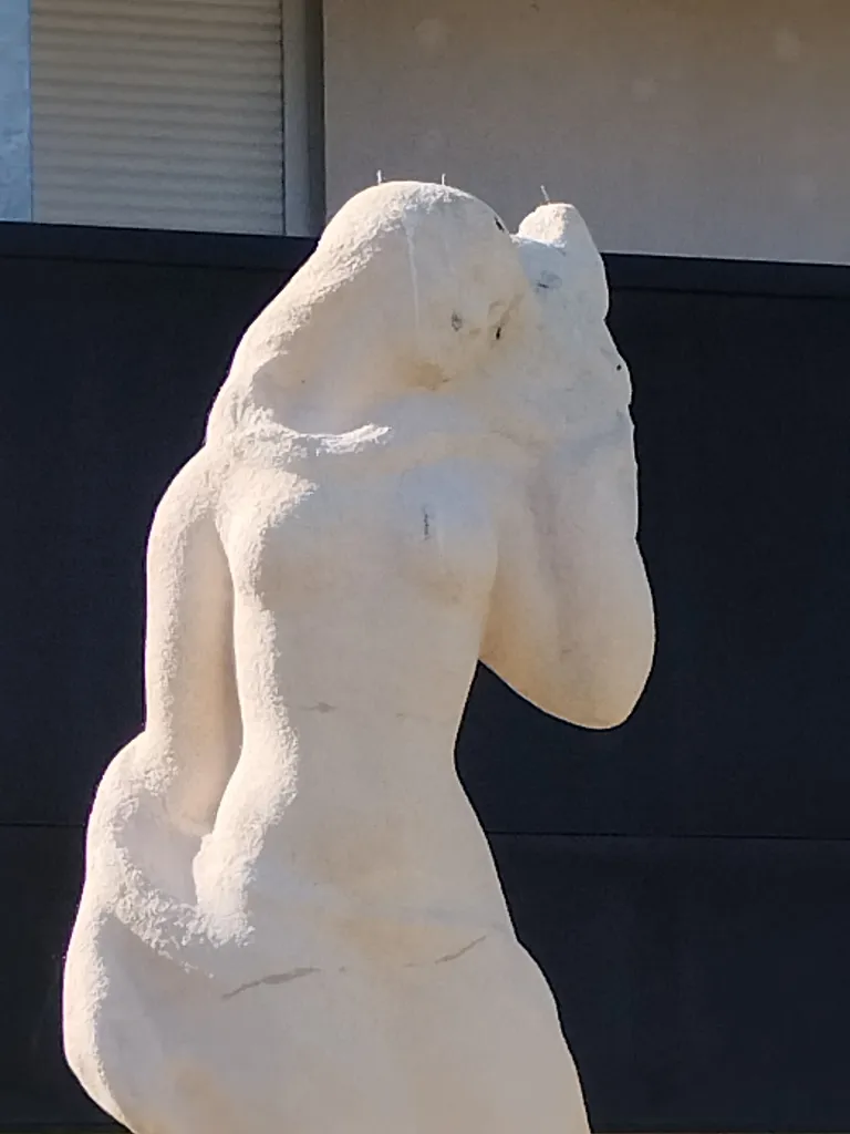 Statue de Jeune fille se coiffant à Barentin