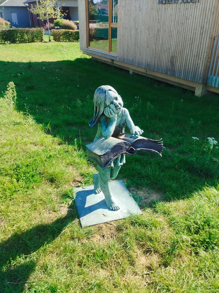 Statue de la bibliothèque de La Londe